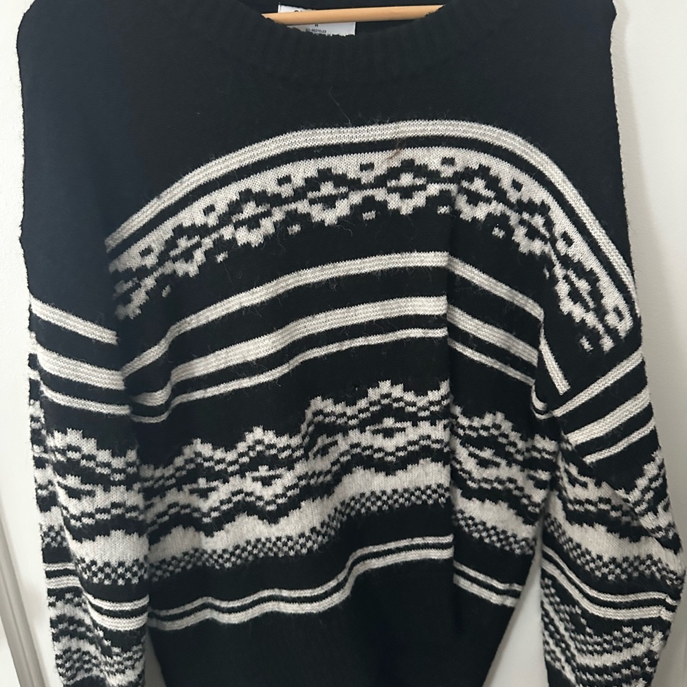 Old Navy Black and White Crewneck Sweater